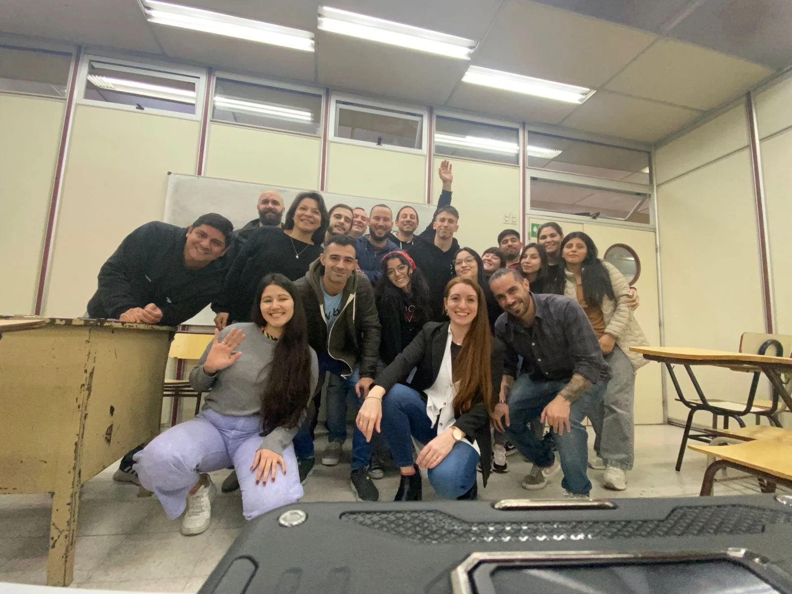 Victoria Cabanelas junto a estudiantes de la UNLaM después de la charla