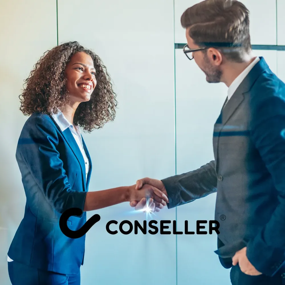 Dos profesionales dándose la mano en una primera reunión comercial B2B