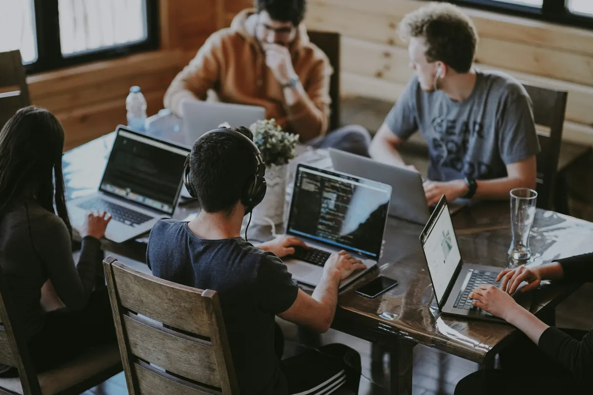 Equipo trabajando en estrategia de Ads y prospección