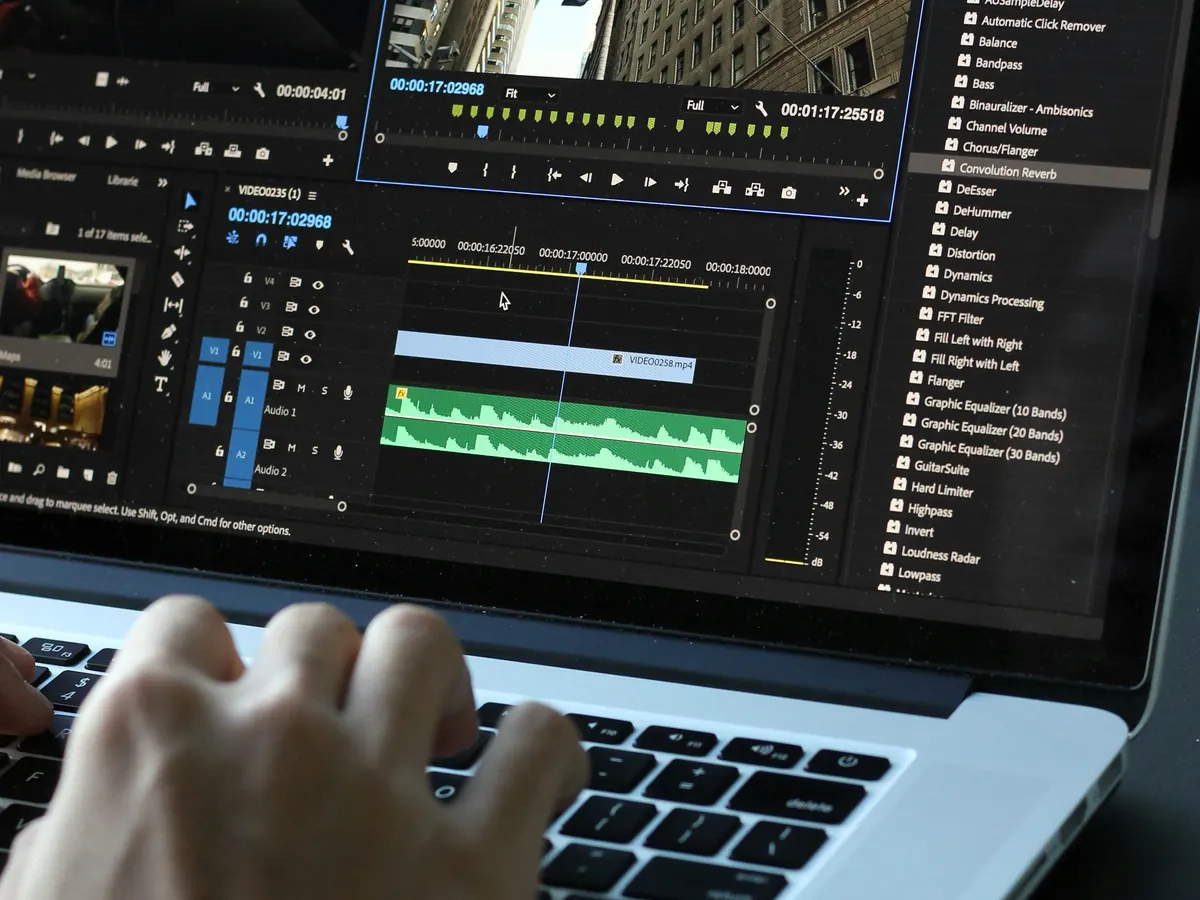 Edición de un video publicitario en una laptop
